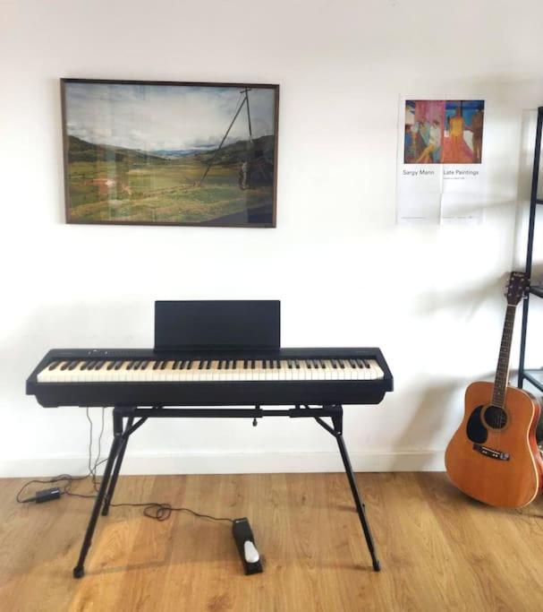 Big 2 Bedroom Flat Overlooking Canal & Park London