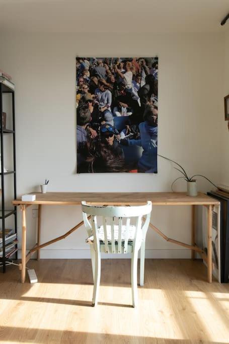 Big 2 Bedroom Flat Overlooking Canal & Park London