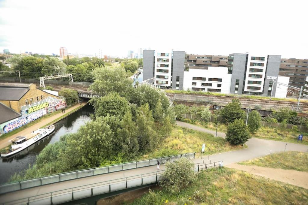Big 2 Bedroom Flat Overlooking Canal & Park Apartment *