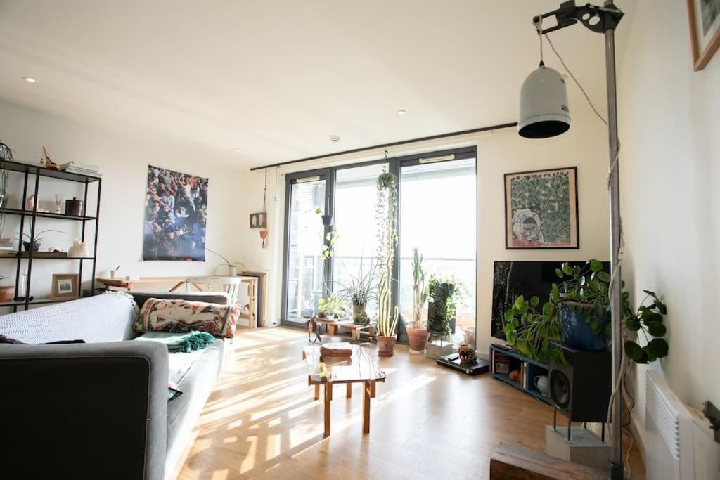 Big 2 Bedroom Flat Overlooking Canal & Park Apartment London