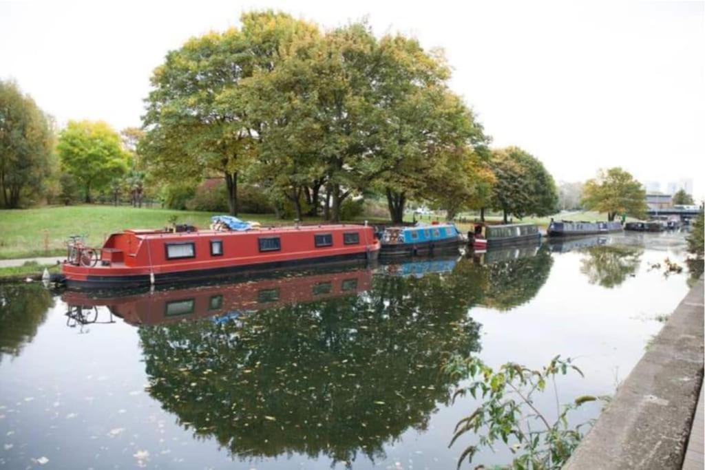 Apartment Big 2 Bedroom Flat Overlooking Canal & Park London