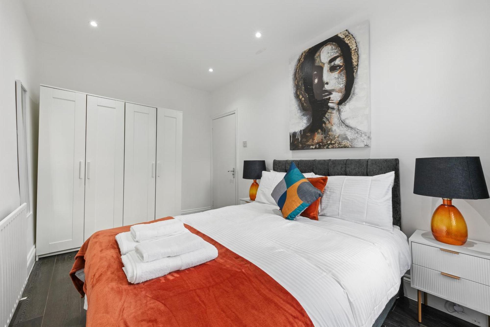 Cosy 1 & 2 Bedroom Zone 1 Apartment