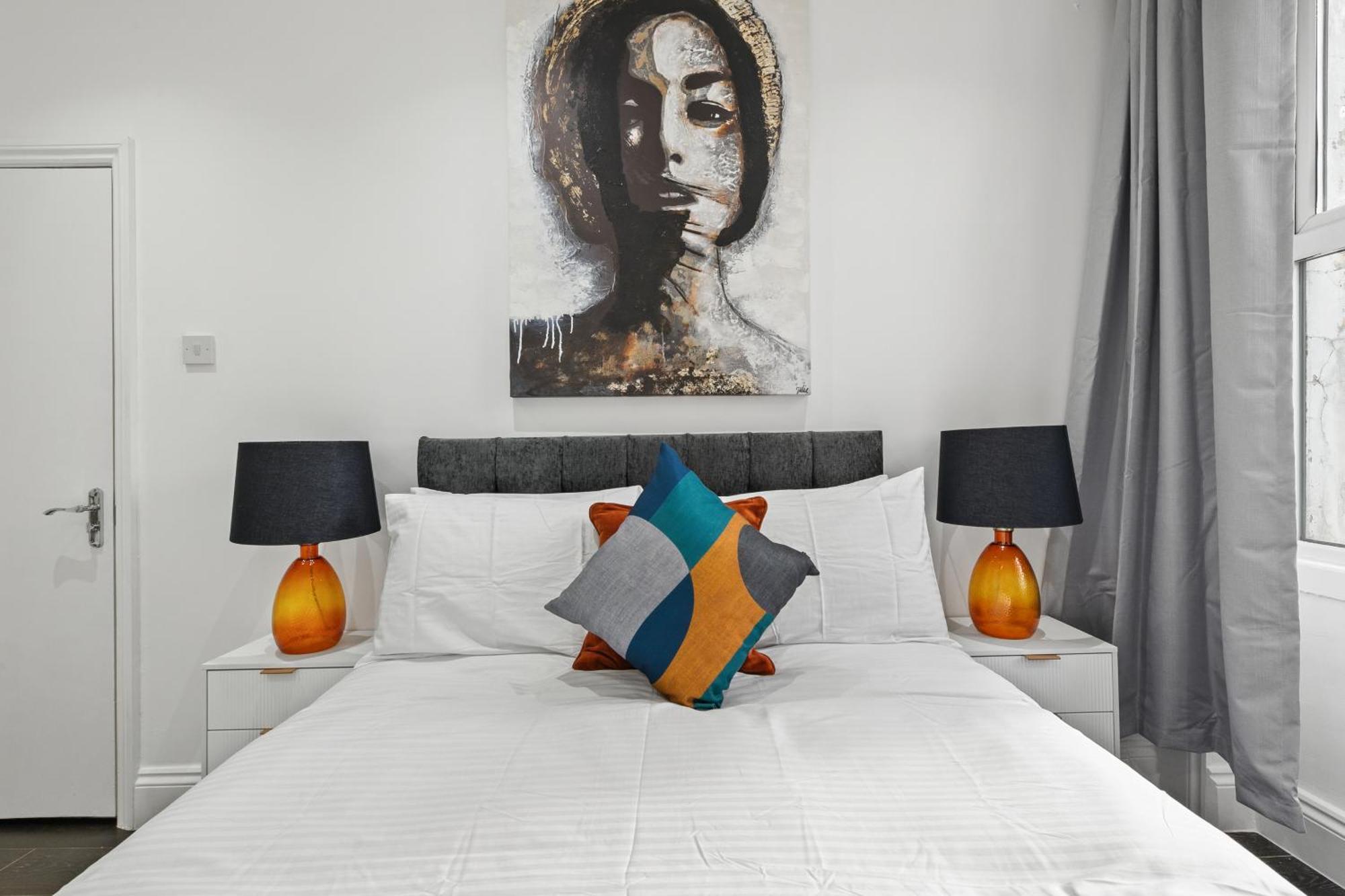 Cosy 1 & 2 Bedroom Zone 1 *