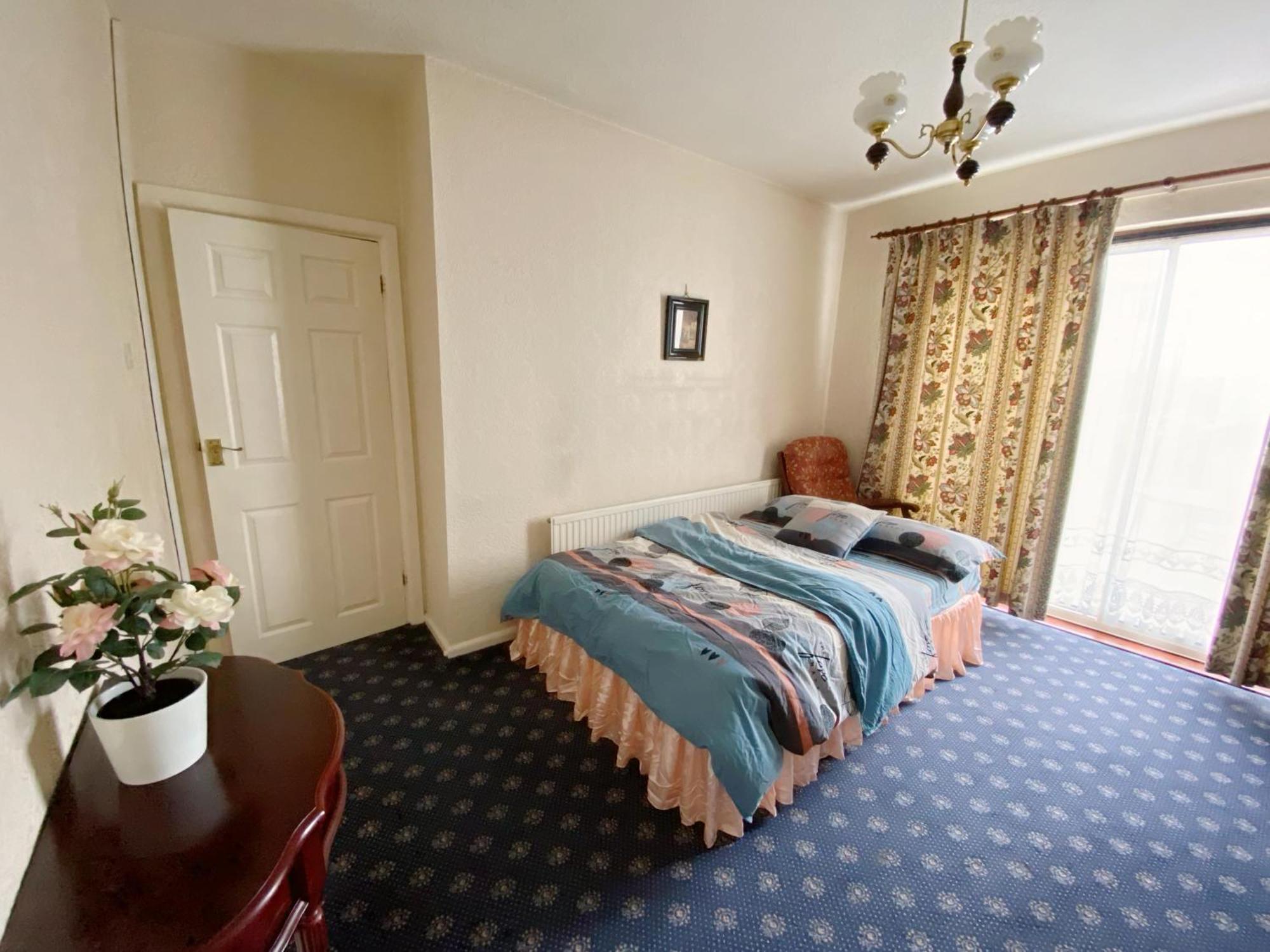 Barking House Sleeps 12 - Parking - Train Tube - Airport Holiday home