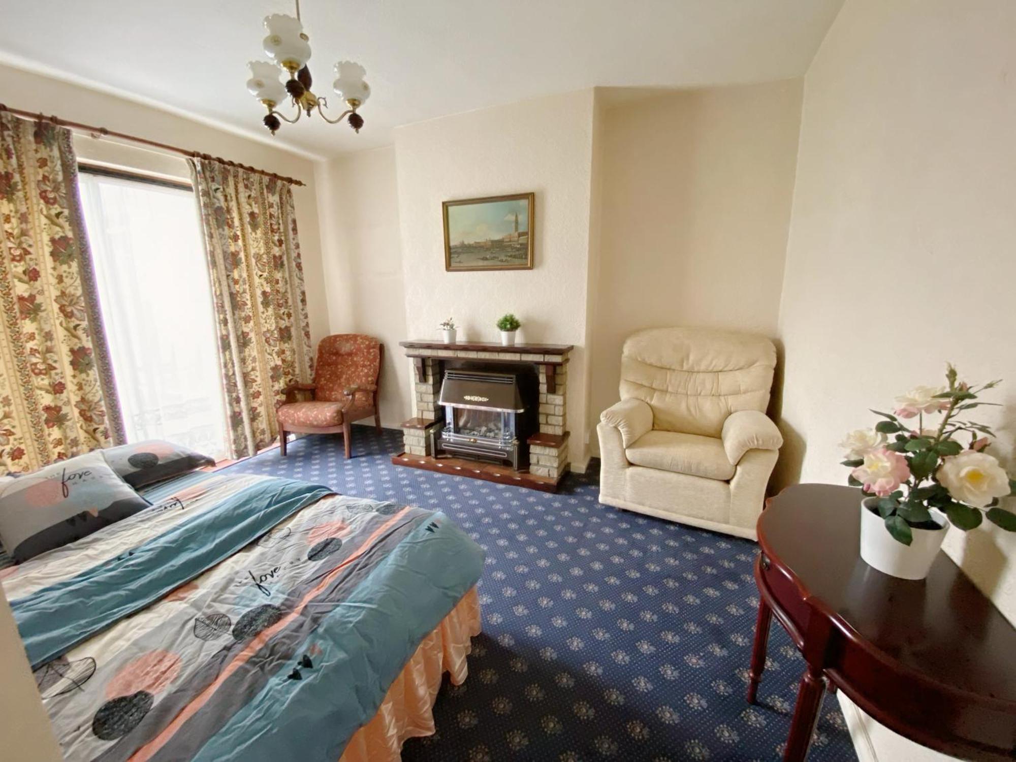 Holiday home Barking House Sleeps 12 - Parking - Train Tube - Airport London