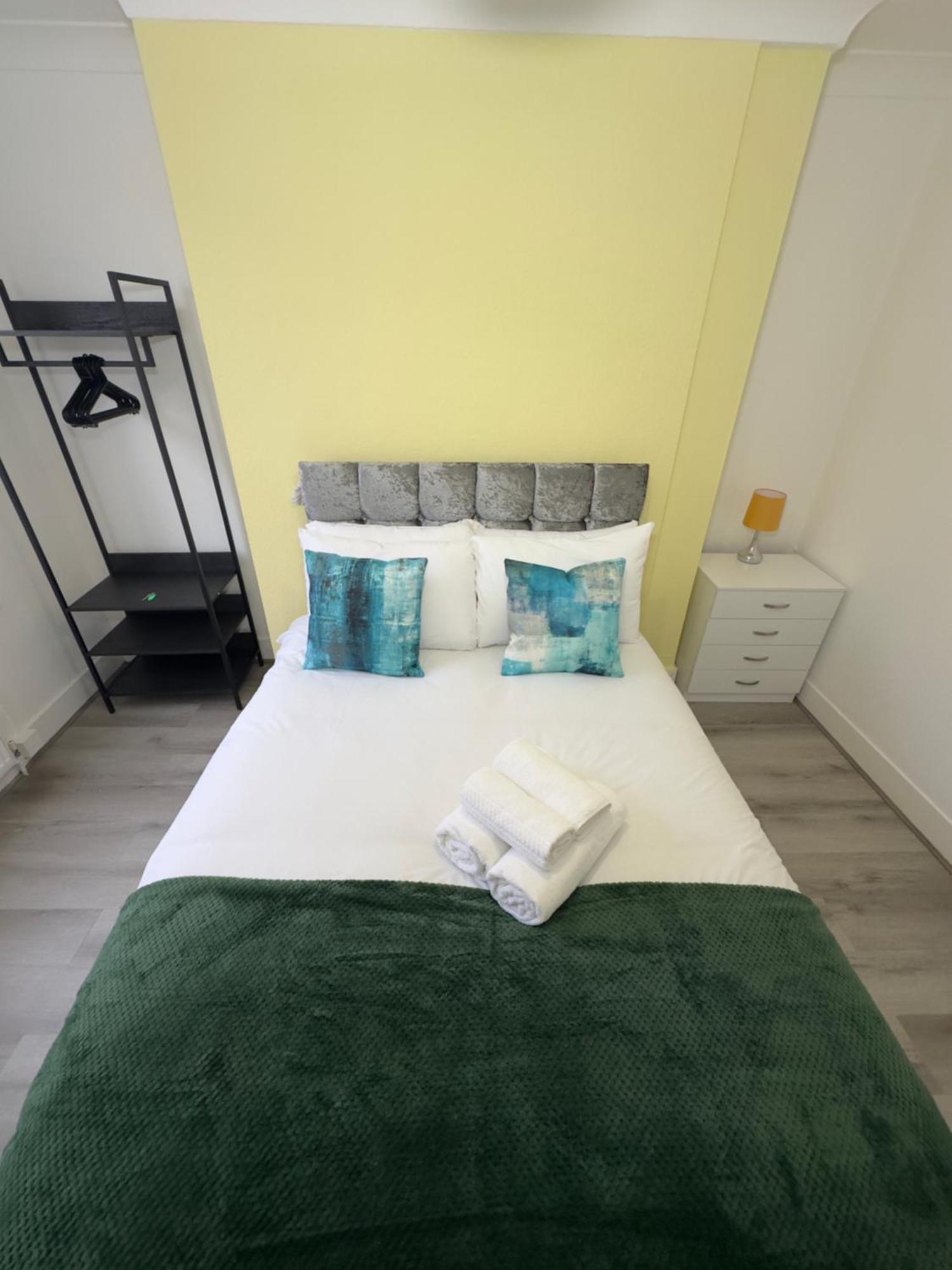 Newly Decorated 5-bed Hackney Townhouse Feriehus
