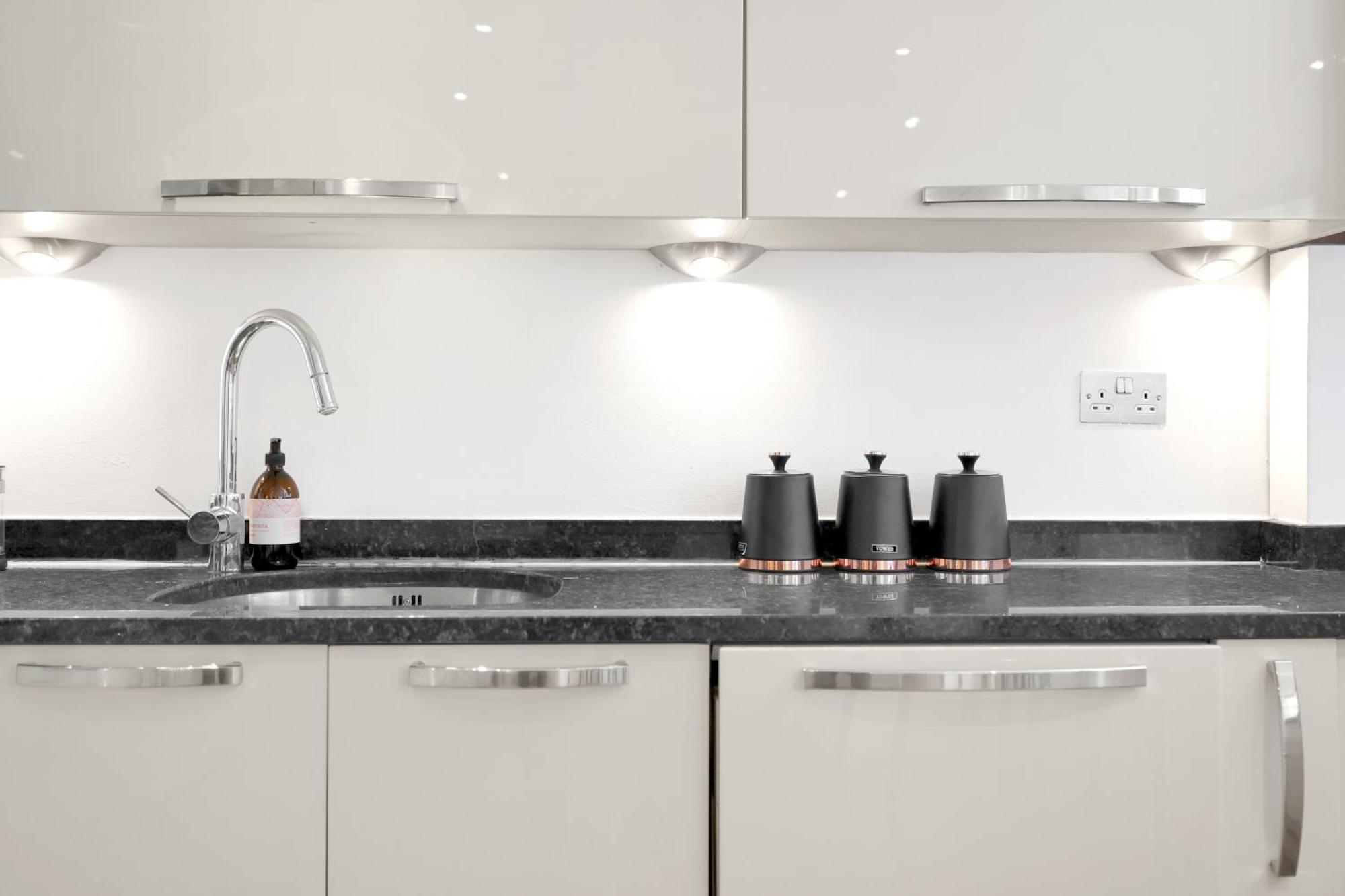 Loft-style 3 Bed Short Term & Flexible Renting Hoxton With Free Wifi & Terrace ! * Londres