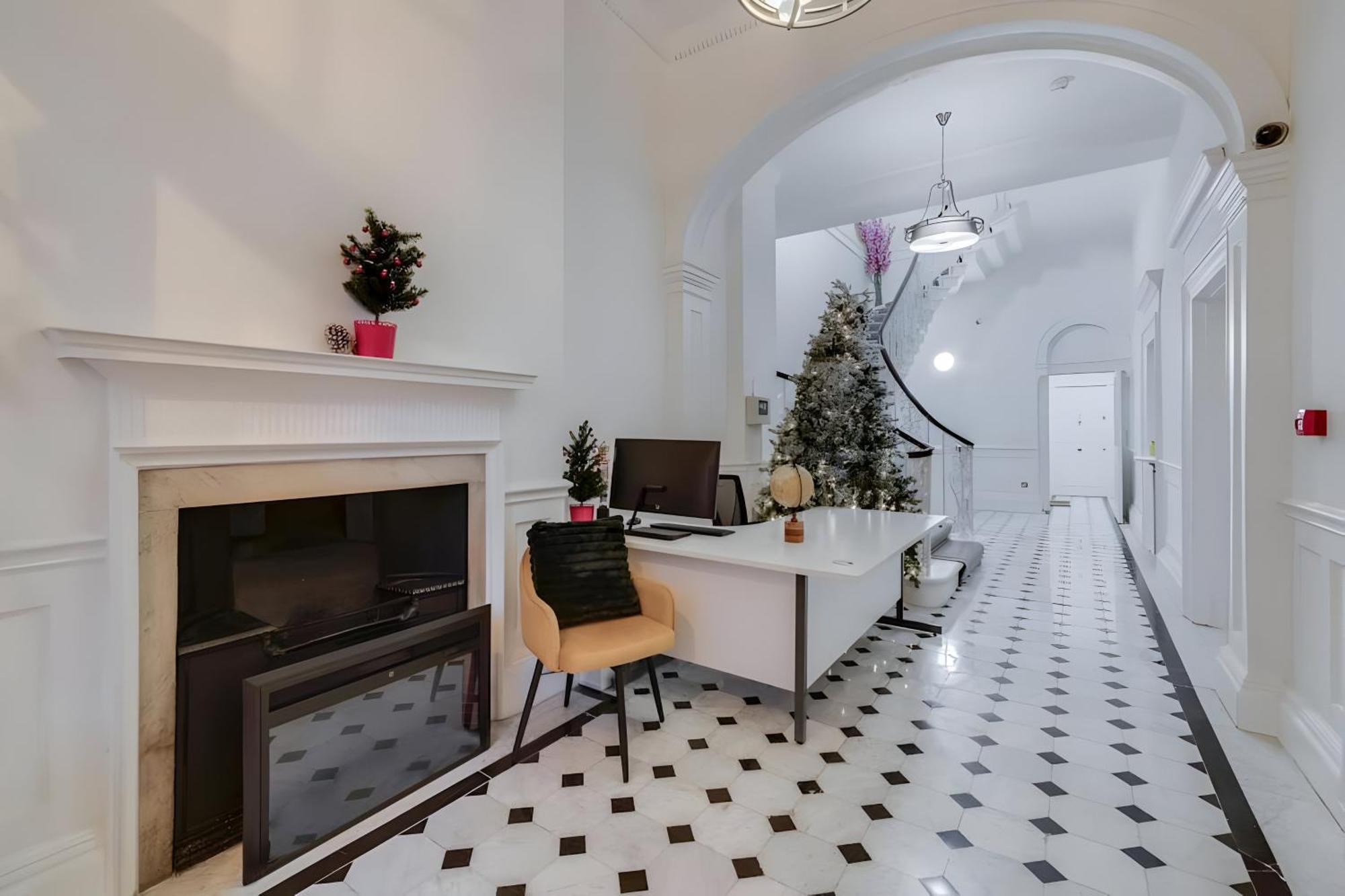 Harley Street Spectacular With High Ceilings, High Luxury Apartment *