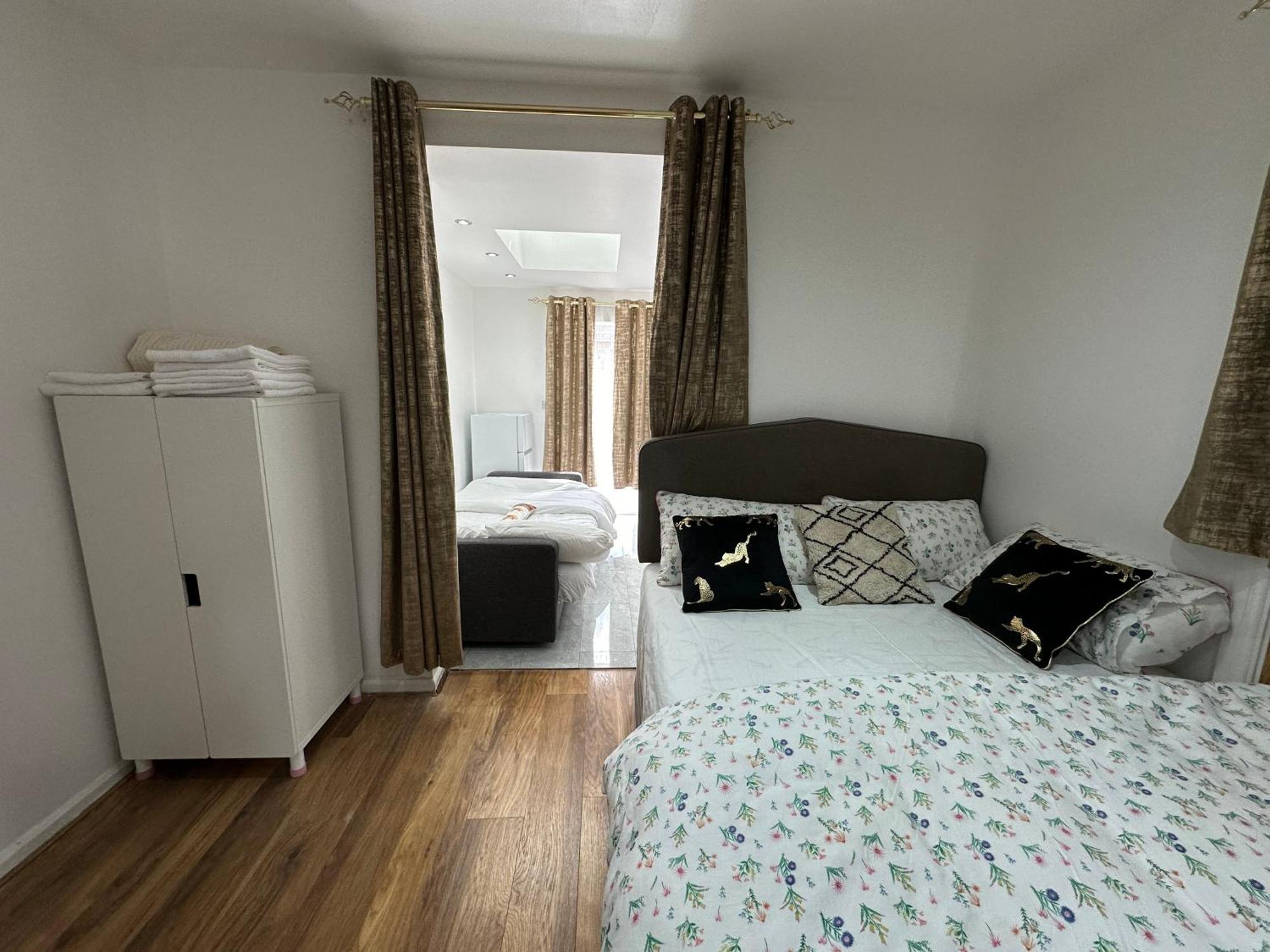 4th Flat With Private Own Bathroom A Luxury Family Setup And Furnished With Double Bed A Double Futon-sofa Bed A Single Futon Bed A Baby Cot And Garden And Free Parking Leilighet London