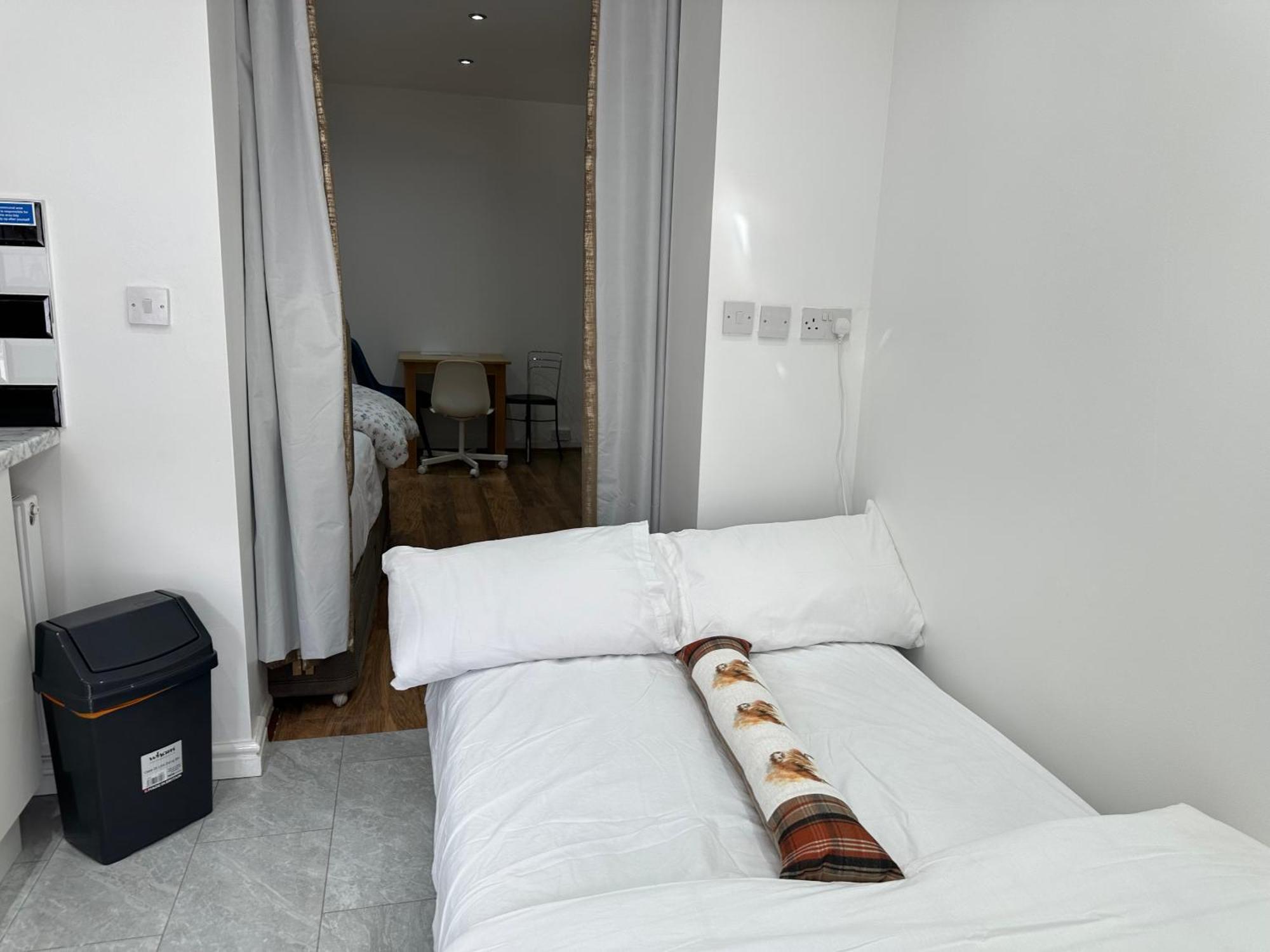 4th Flat With Private Own Bathroom A Luxury Family Setup And Furnished With Double Bed A Double Futon-sofa Bed A Single Futon Bed A Baby Cot And Garden And Free Parking Leilighet