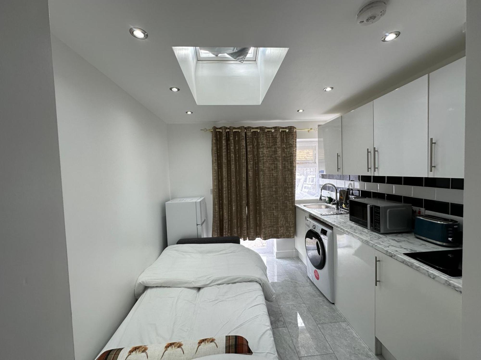 Leilighet 4th Flat With Private Own Bathroom A Luxury Family Setup And Furnished With Double Bed A Double Futon-sofa Bed A Single Futon Bed A Baby Cot And Garden And Free Parking *