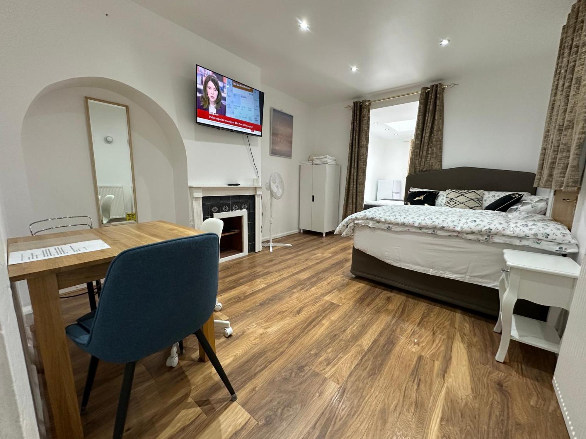 4th Flat With Private Own Bathroom A Luxury Family Setup And Furnished With Double Bed A Double Futon-sofa Bed A Single Futon Bed A Baby Cot And Garden And Free Parking Leilighet London