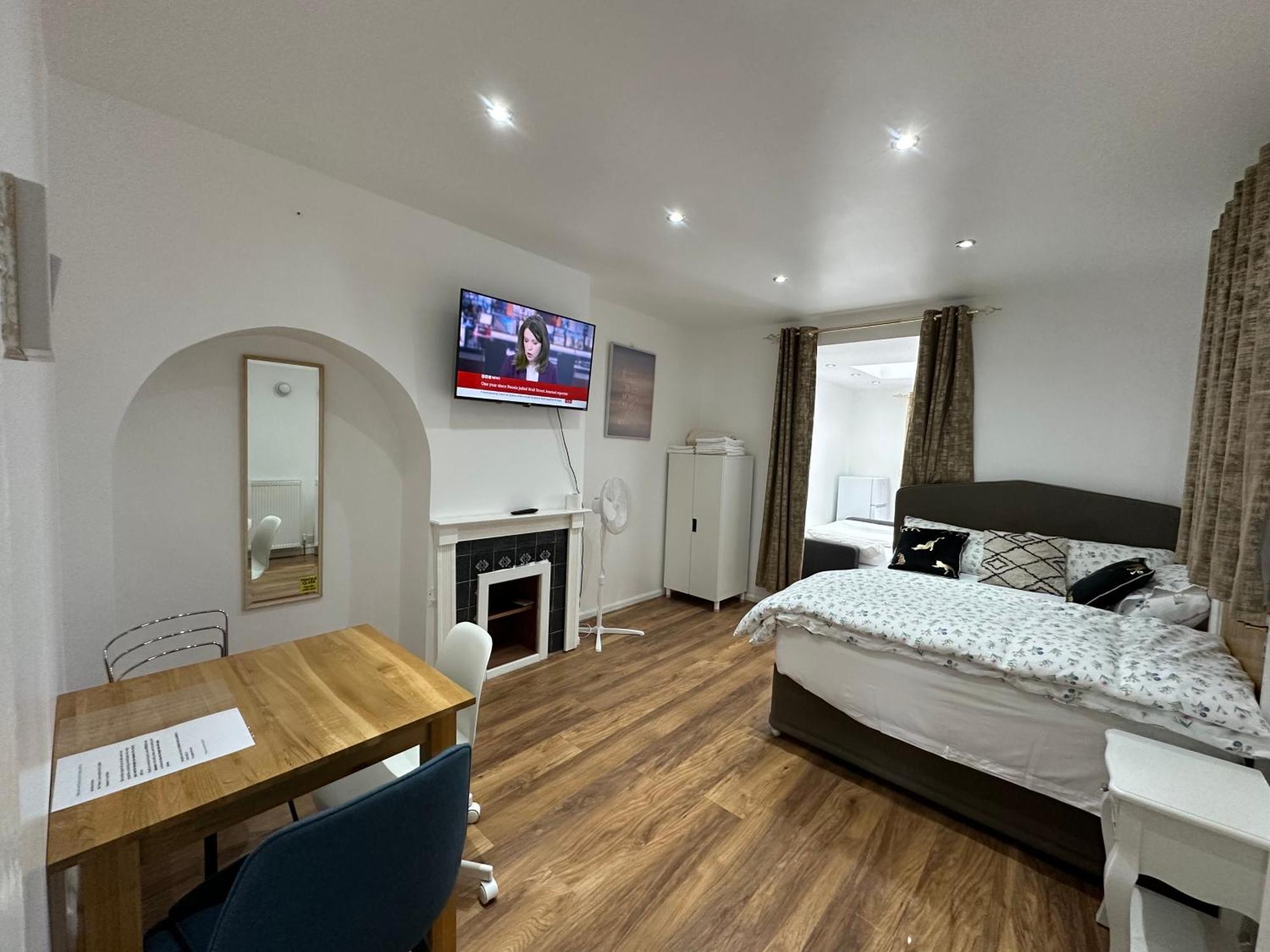 4th Flat With Private Own Bathroom A Luxury Family Setup And Furnished With Double Bed A Double Futon-sofa Bed A Single Futon Bed A Baby Cot And Garden And Free Parking Leilighet