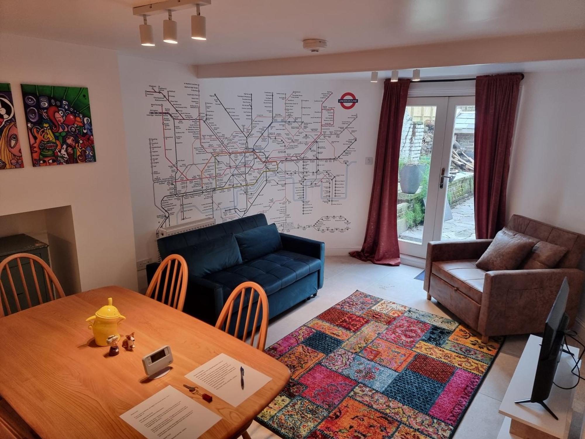 Apartment Entire Ground Floor Flat, Free Off-street Parking And Large Garden *