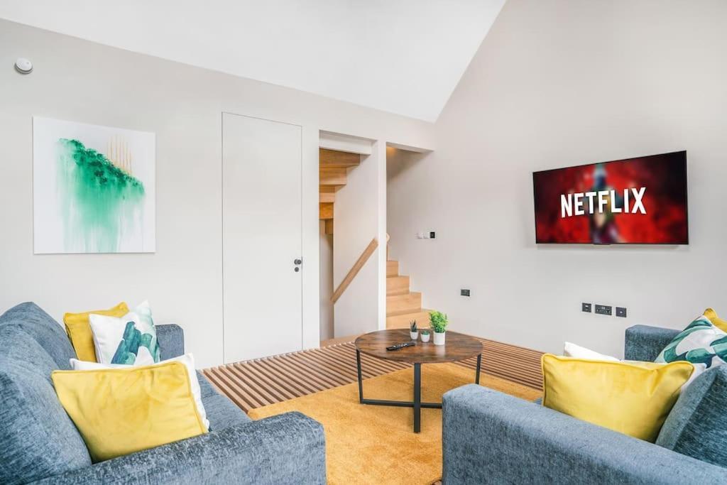 Tottenham Retreat: 4-bed Family Haven With Games & Parking