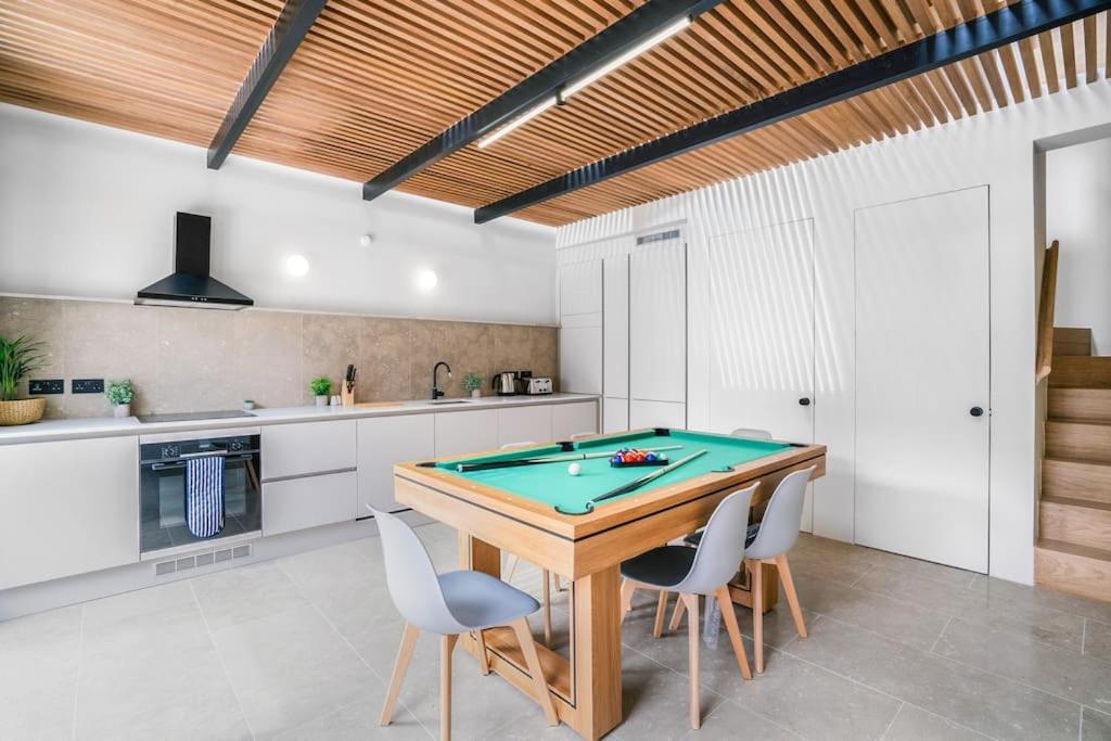 Tottenham Retreat: 4-bed Family Haven With Games & Parking *