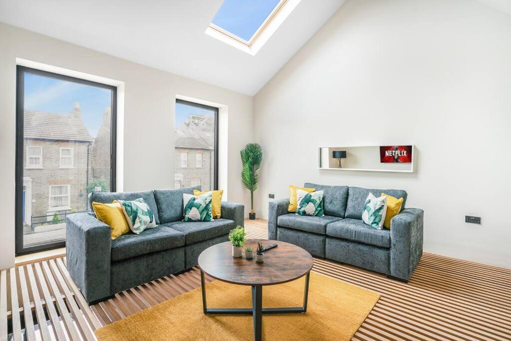 Tottenham Retreat: 4-bed Family Haven With Games & Parking
