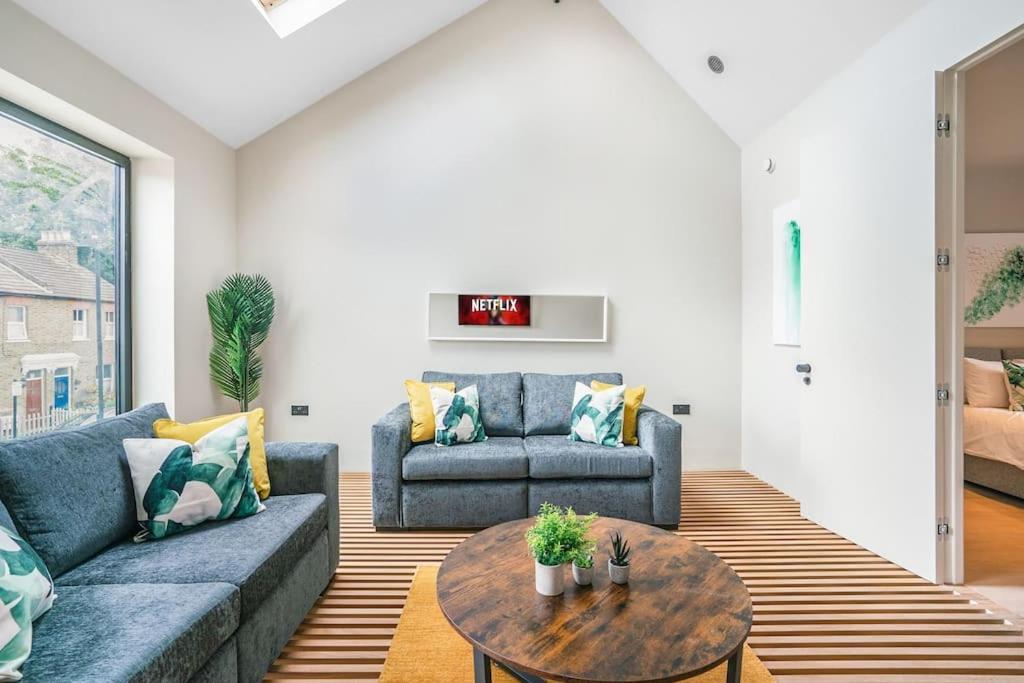 Tottenham Retreat: 4-bed Family Haven With Games & Parking *