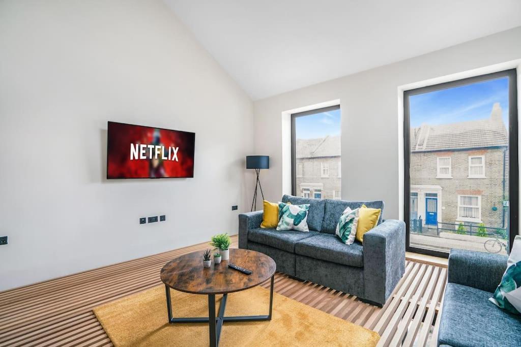 Tottenham Retreat: 4-bed Family Haven With Games & Parking Apartment *