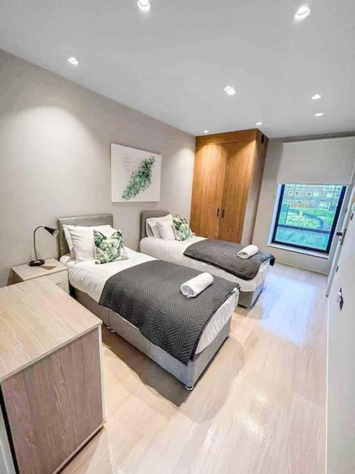 Tottenham Retreat: 4-bed Family Haven With Games & Parking Apartment