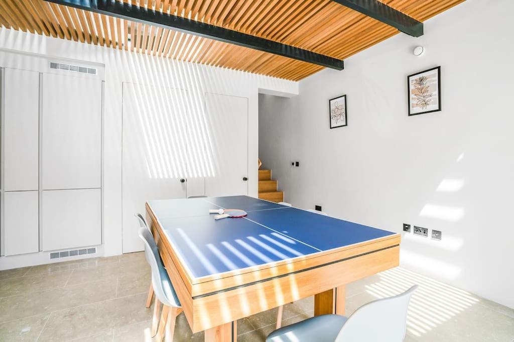 Tottenham Retreat: 4-bed Family Haven With Games & Parking Apartment London