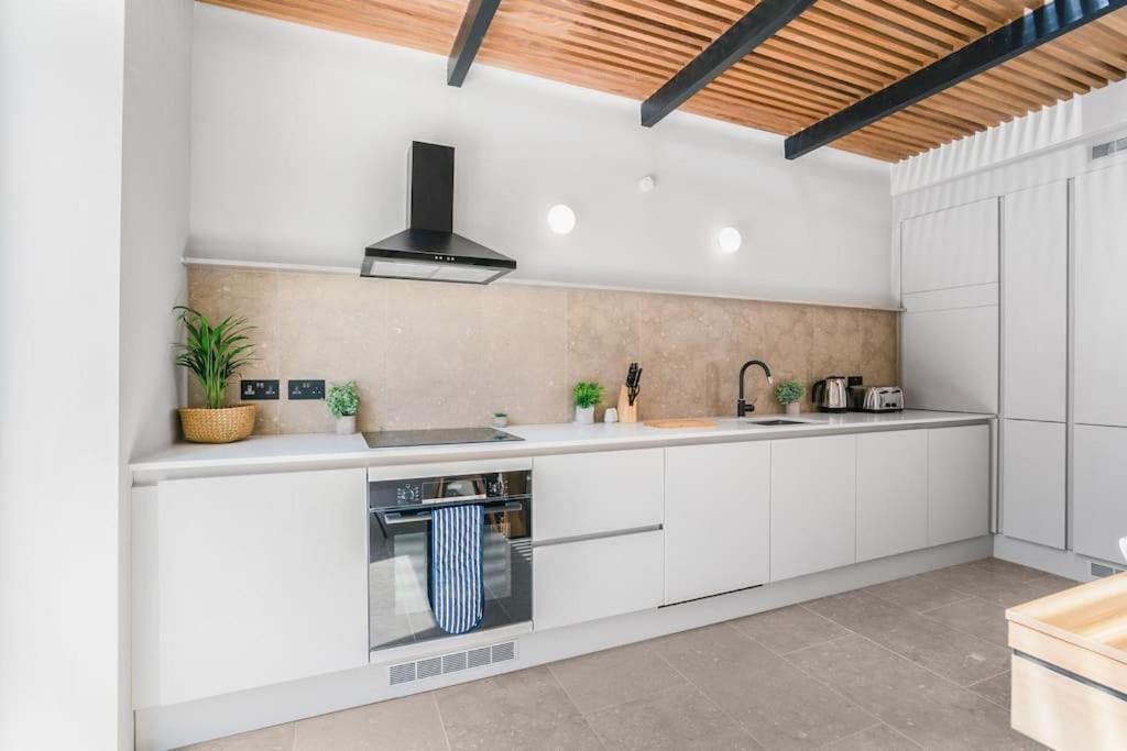 Tottenham Retreat: 4-bed Family Haven With Games & Parking *