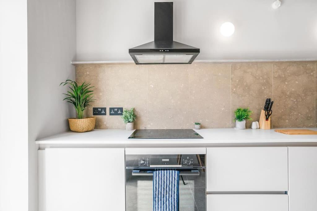 Tottenham Retreat: 4-bed Family Haven With Games & Parking Apartment London