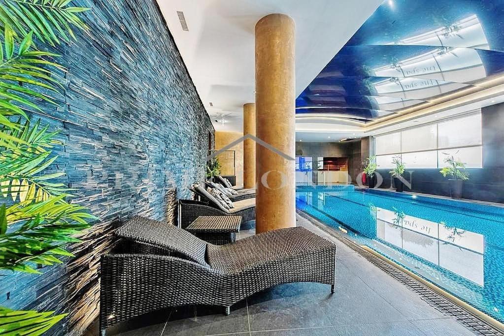 In Luxury Modern With Pool, Gym & Access London
