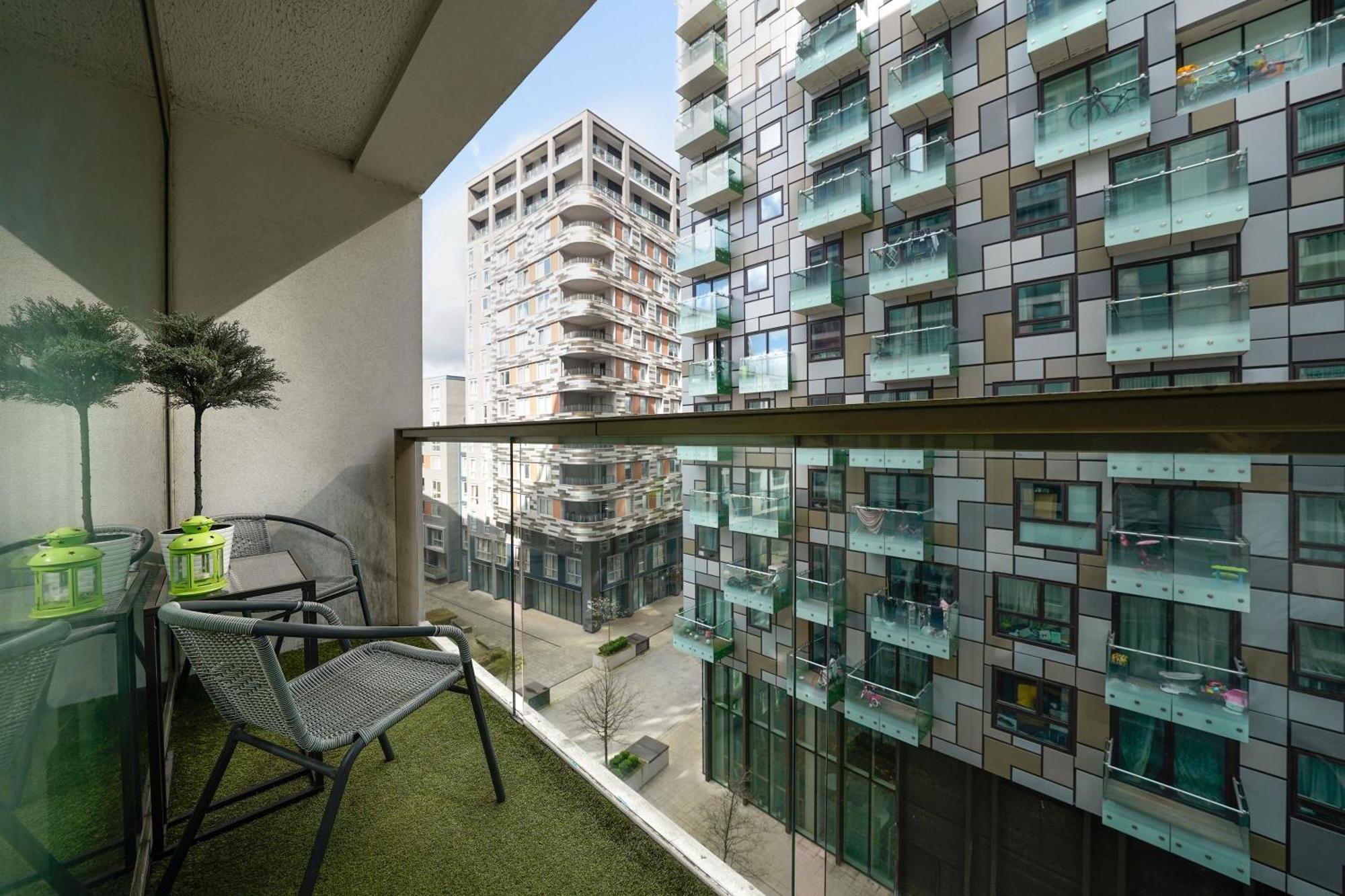 Cobalt Point, South Quay Apartment *