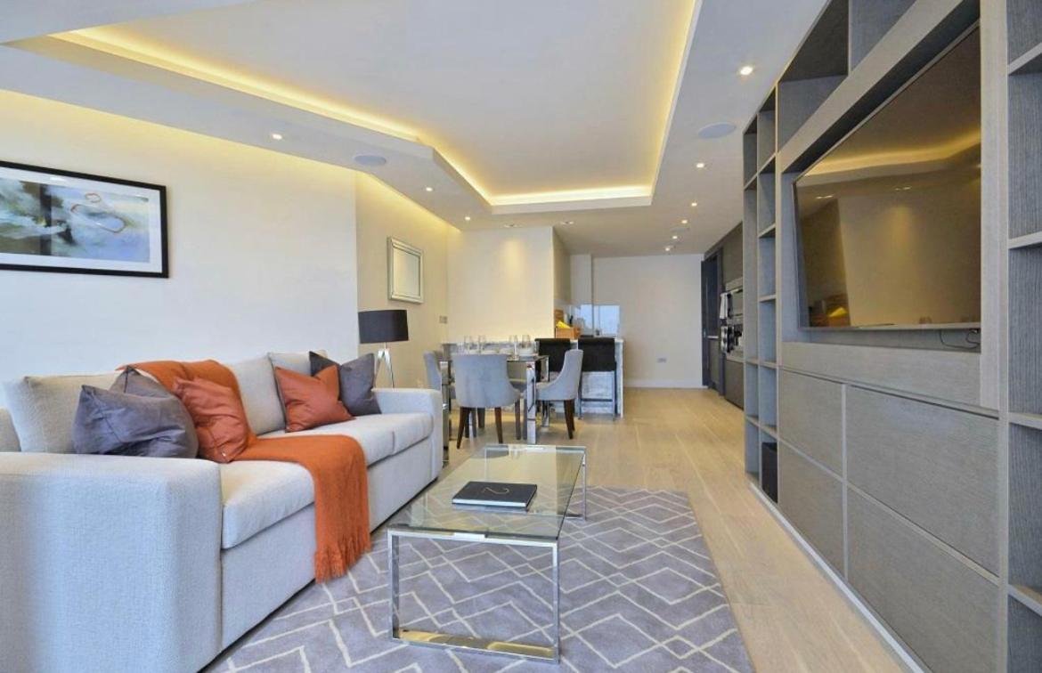 In Luxury Modern With Pool, Gym & Access Homestay London