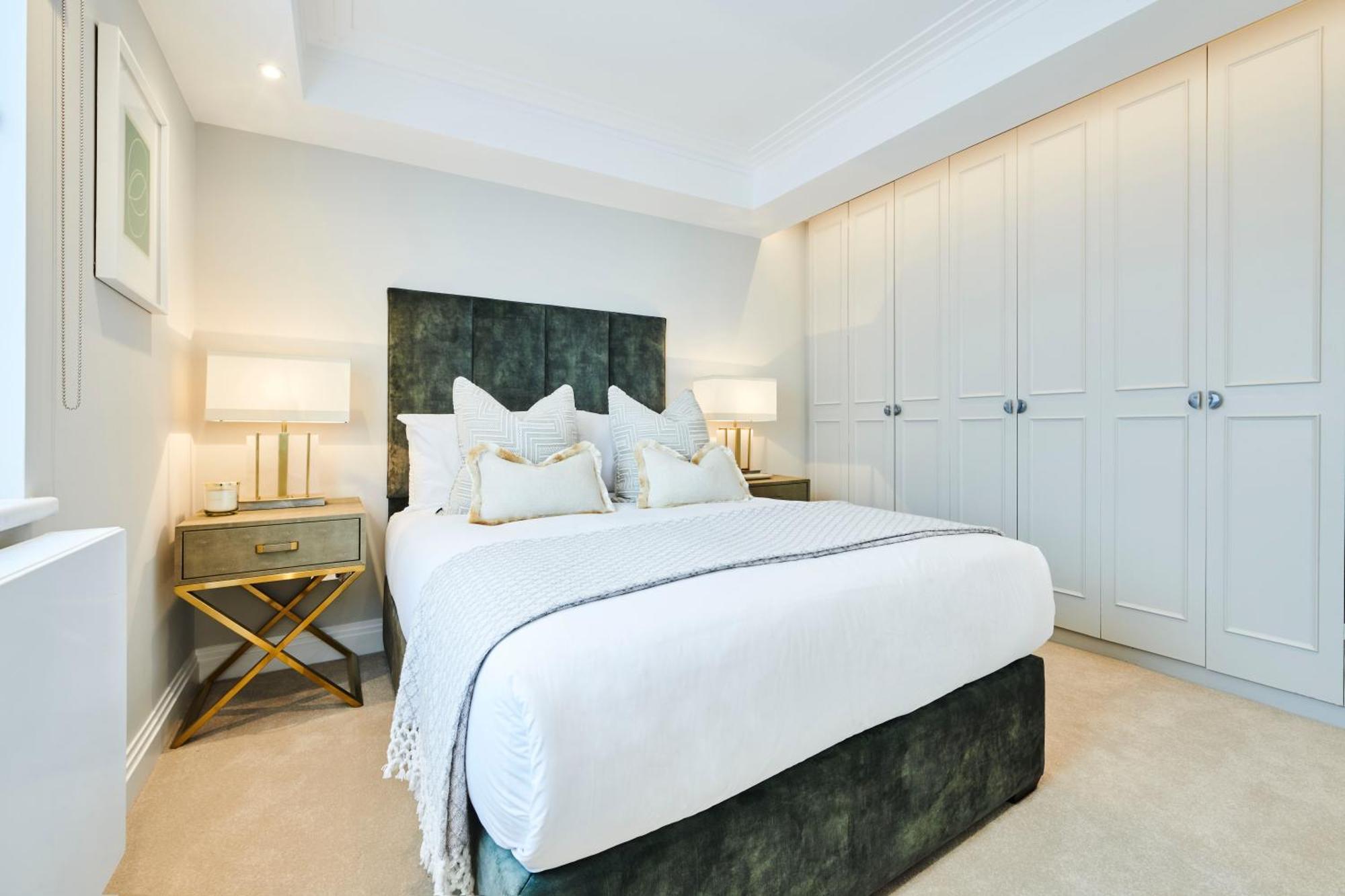 Pond Place Apartment *