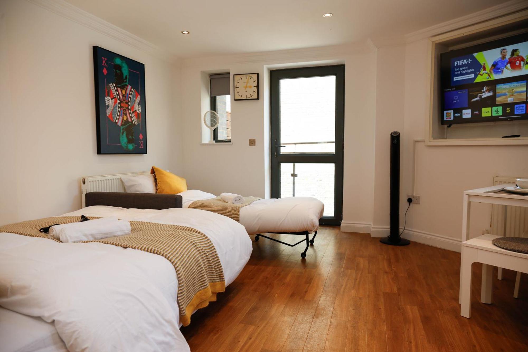New Luxury In Location Next To Shops, Cafes, Bars & Metro Leilighet London