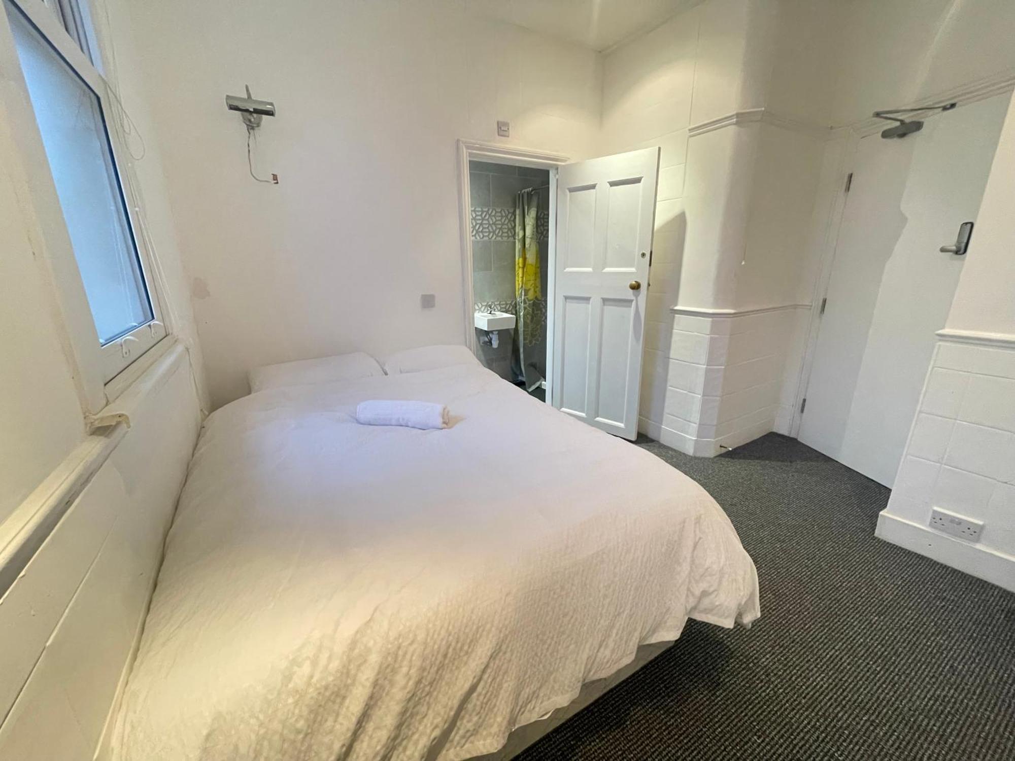 Privat overnatting With Private Bathroom And Shared Kitchen *
