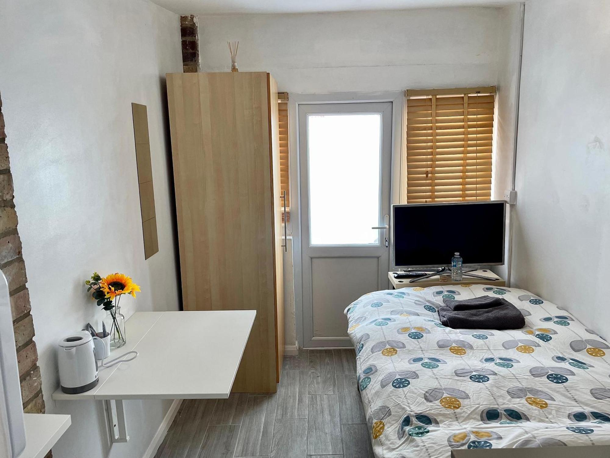 Guest house At Eej London