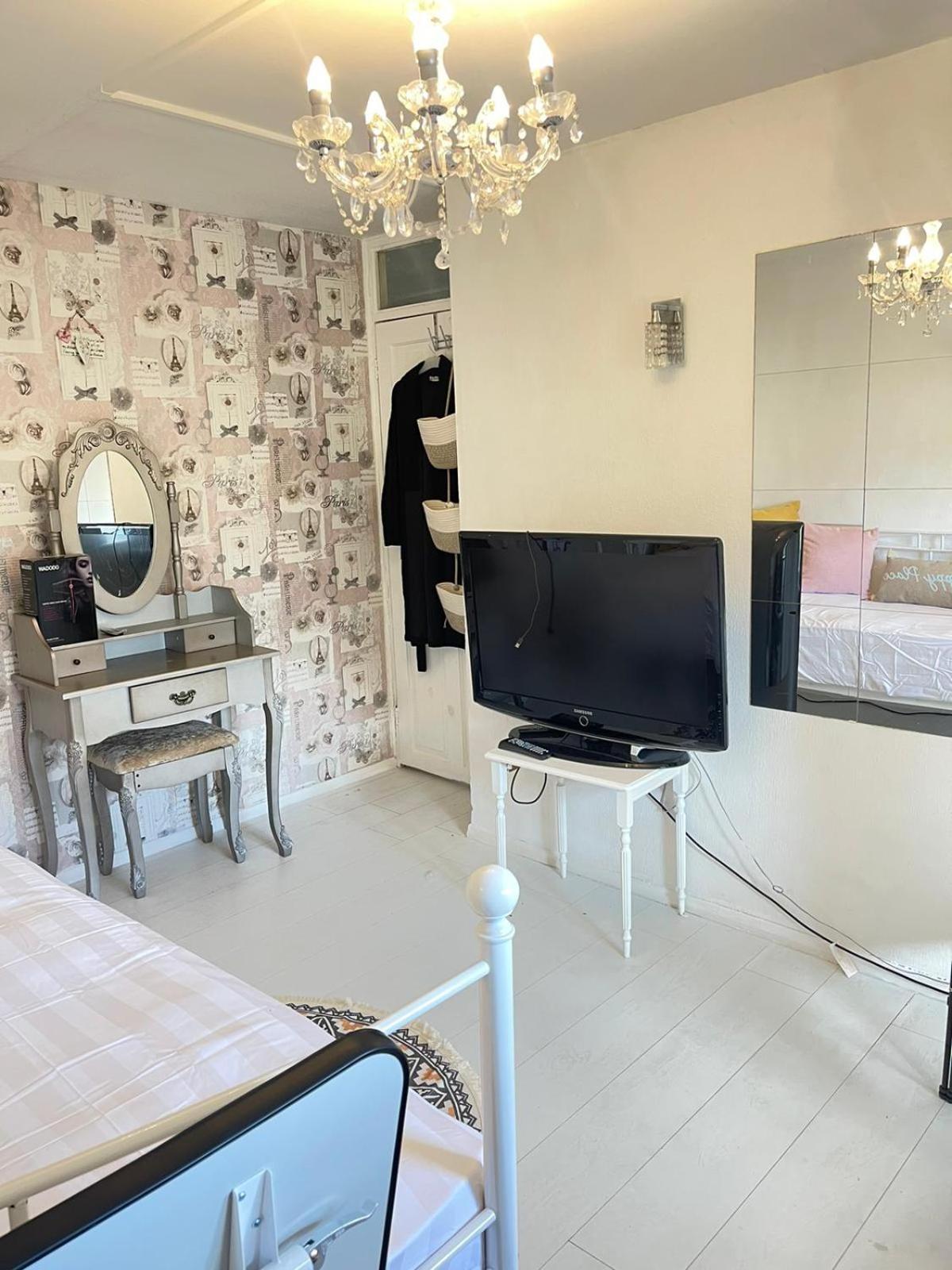 Pensión Happy Place With Kitchenette- Female Only *