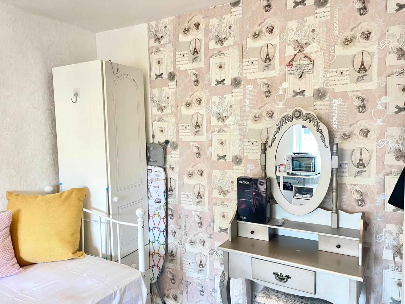 Happy Place With Kitchenette- Female Only * Londres