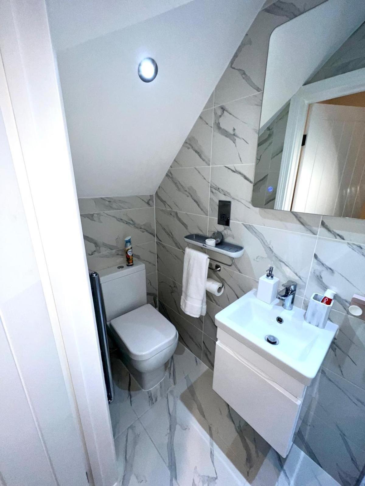 Two Bedroom By Dashh Short Lets & Serviced In Shepherds Bush With Free Wifi Holiday home London