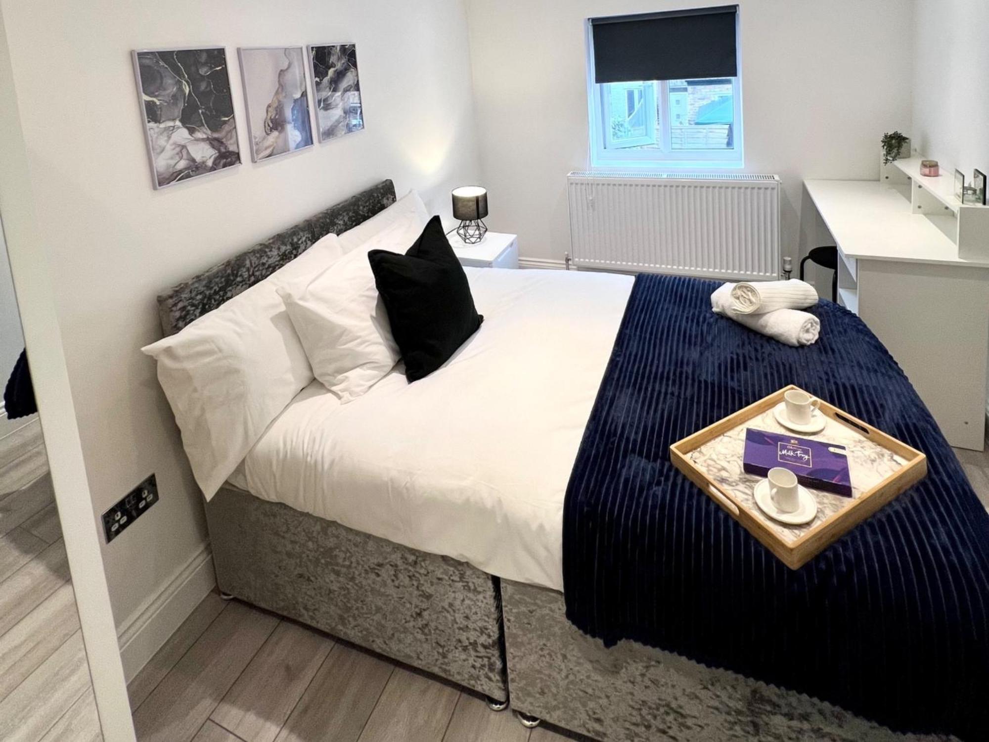 Two Bedroom By Dashh Short Lets & Serviced In Shepherds Bush With Free Wifi * London