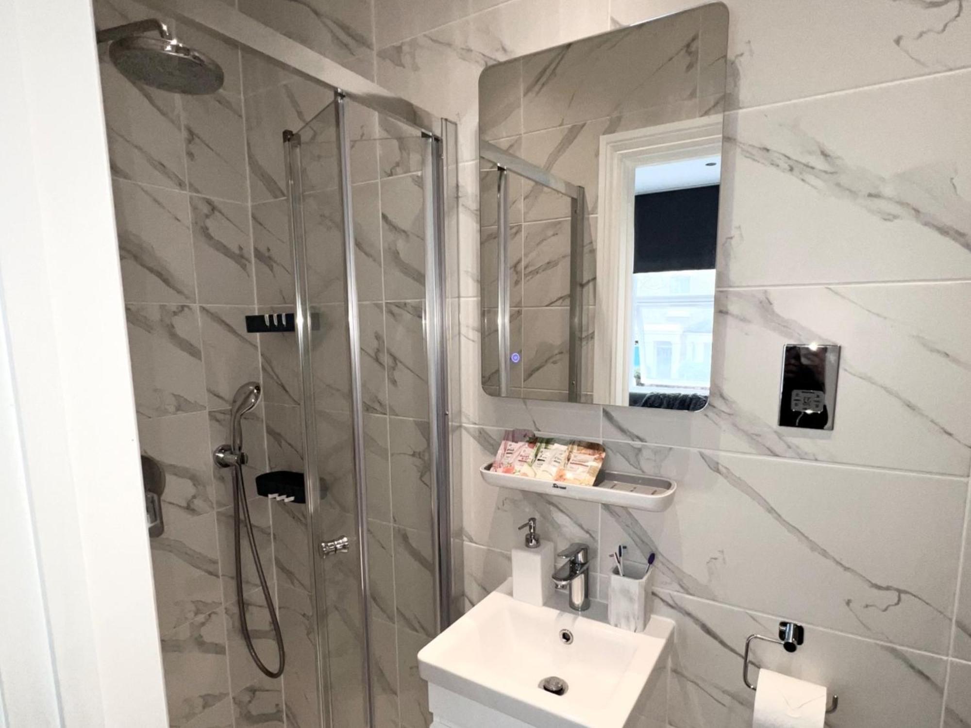 Two Bedroom By Dashh Short Lets & Serviced In Shepherds Bush With Free Wifi