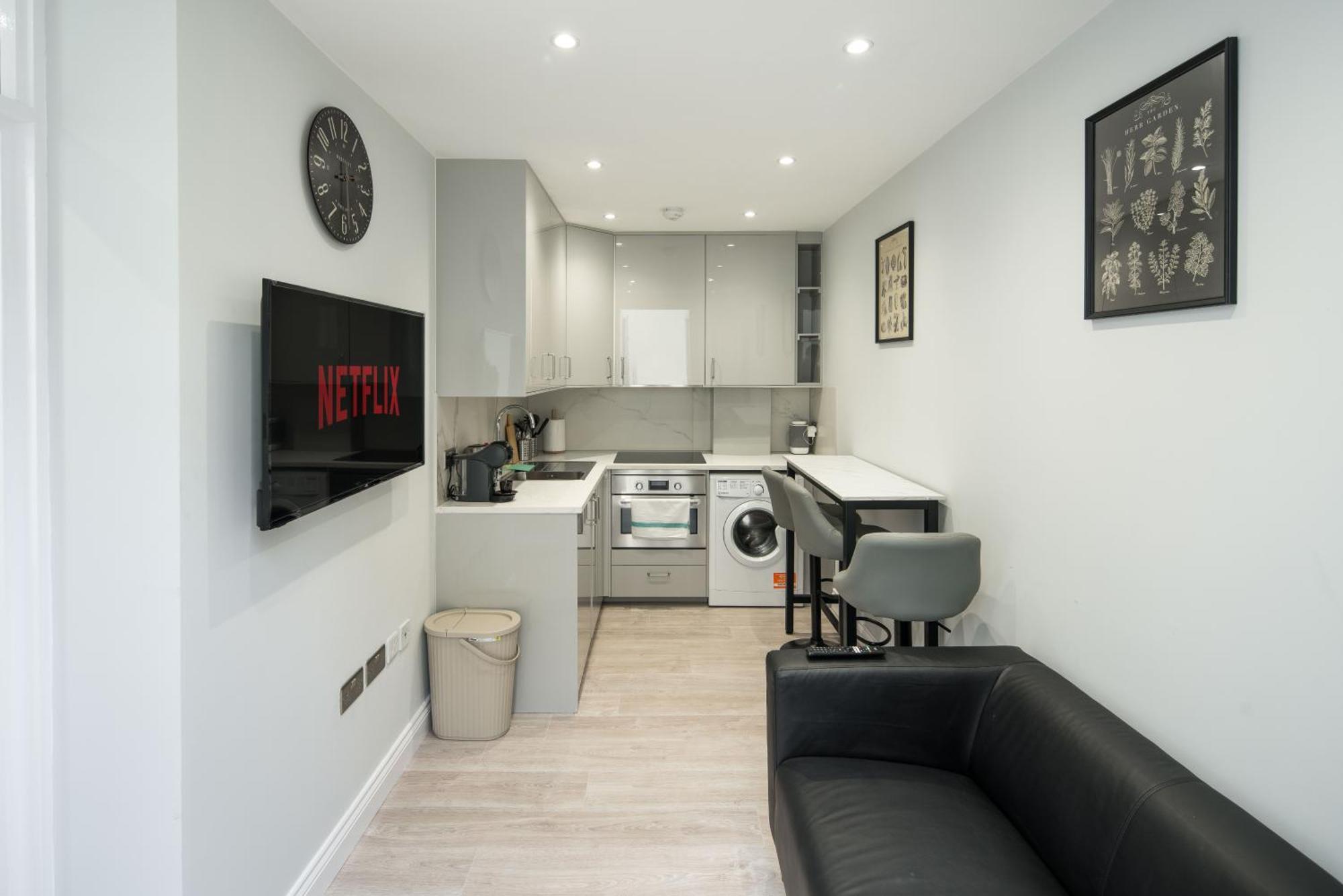 Tranquil Trio Bedrooms Apartment London