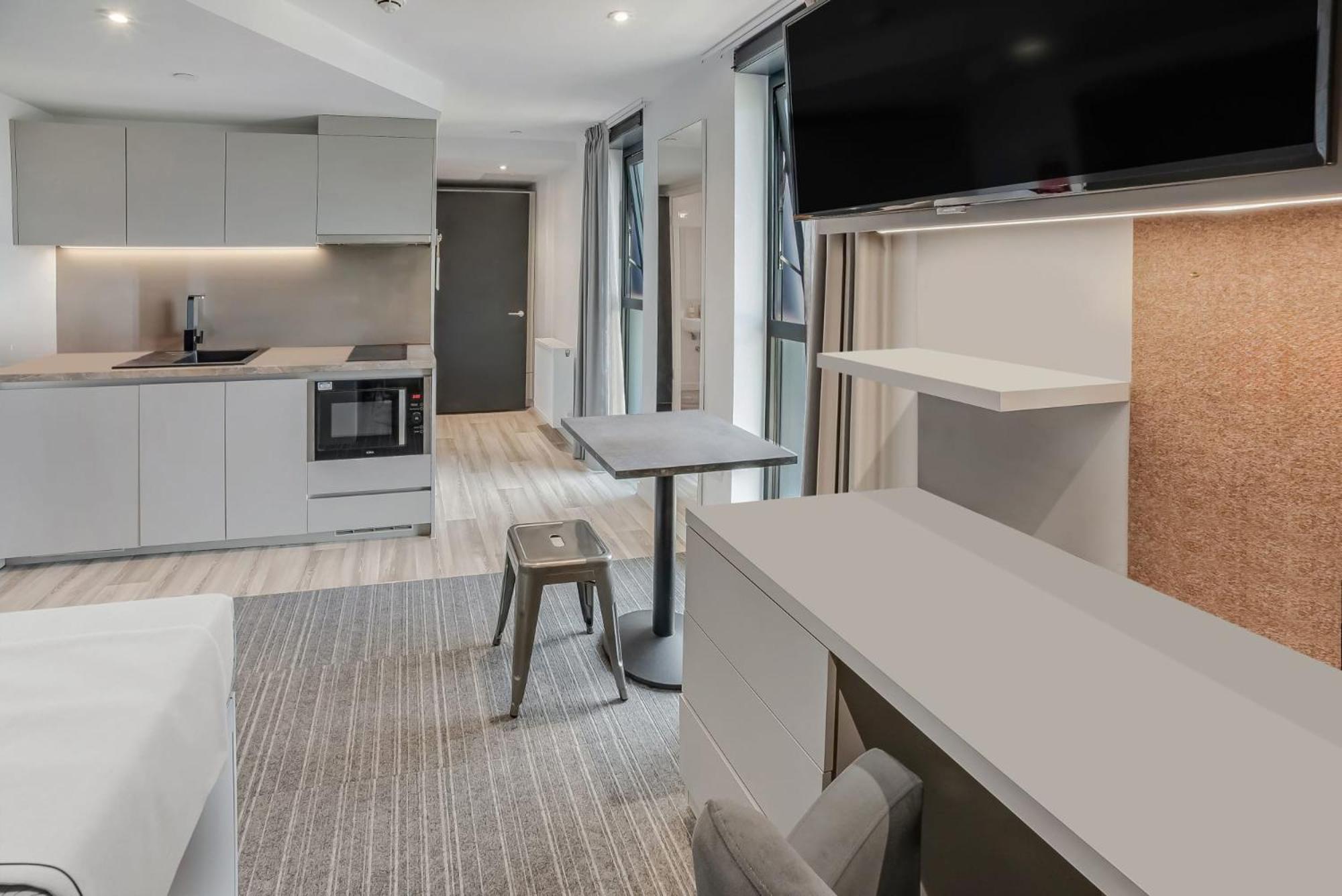 Chapter Ealing: With Tube Station Access Apartment *
