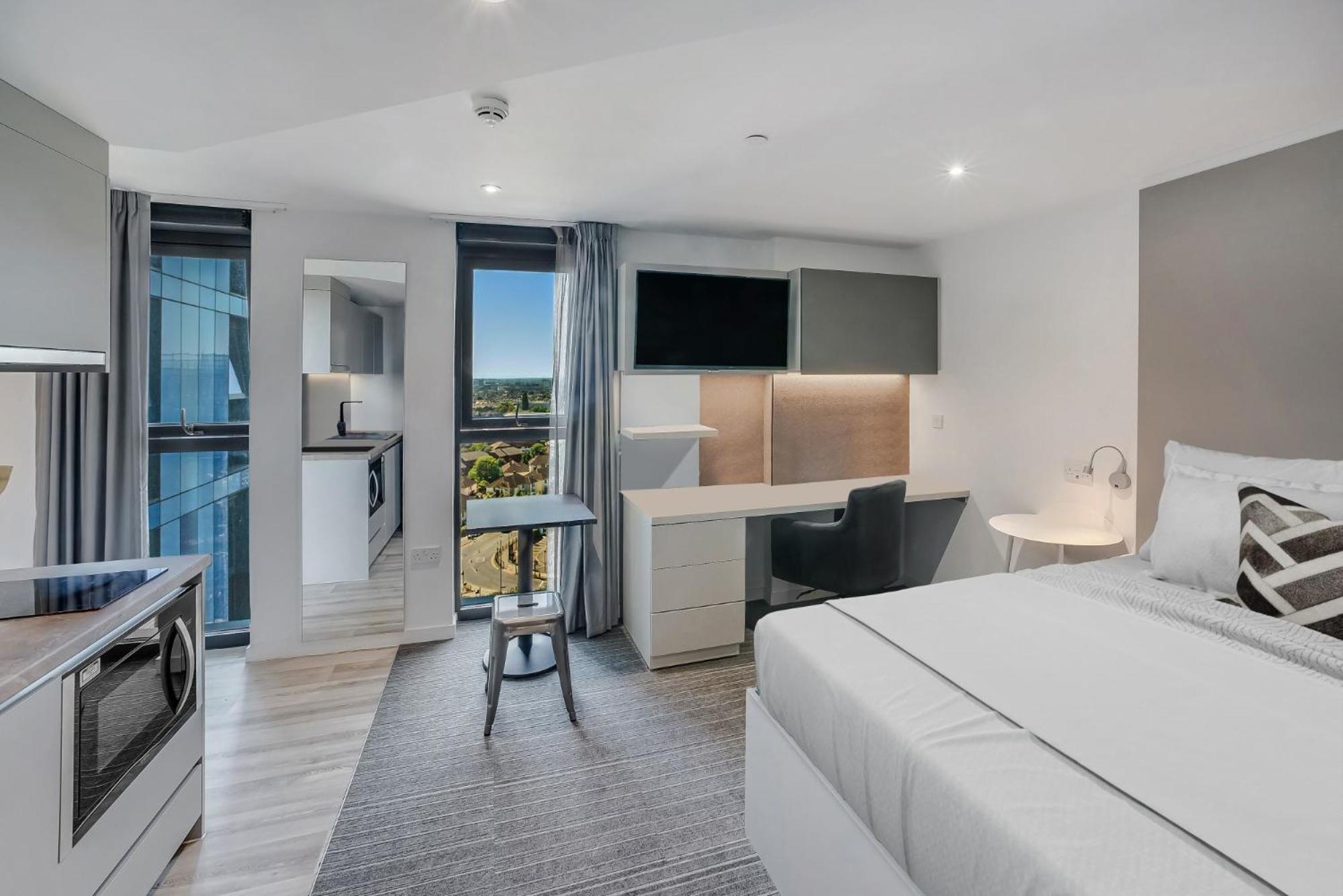 Apartment Chapter Ealing: With Tube Station Access London