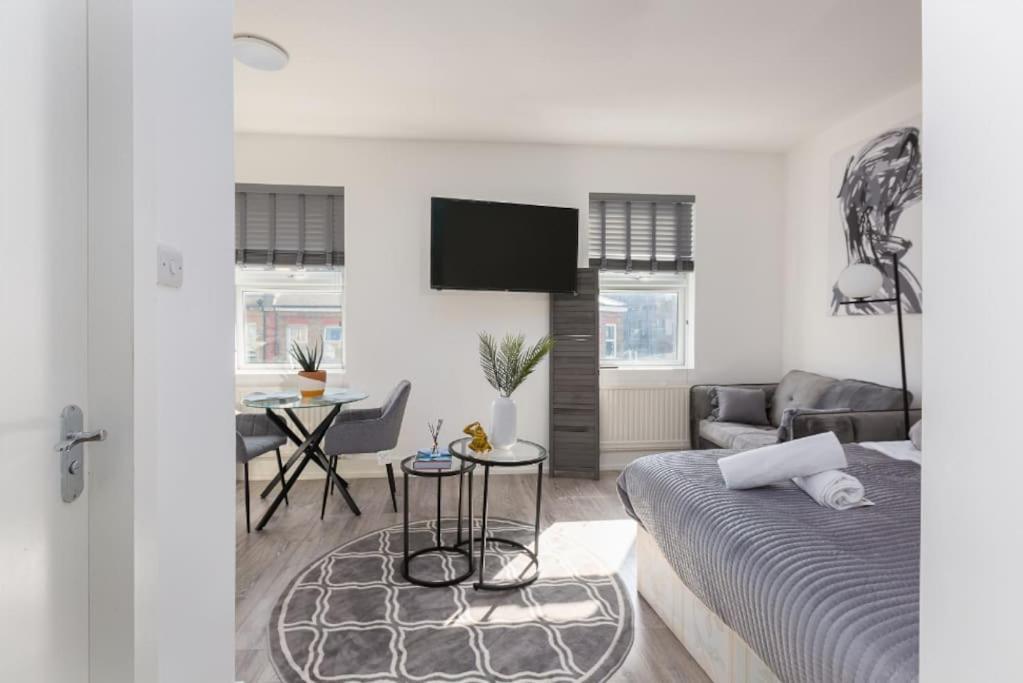 Apartment Apt, 8 Min Walk From Tube 3