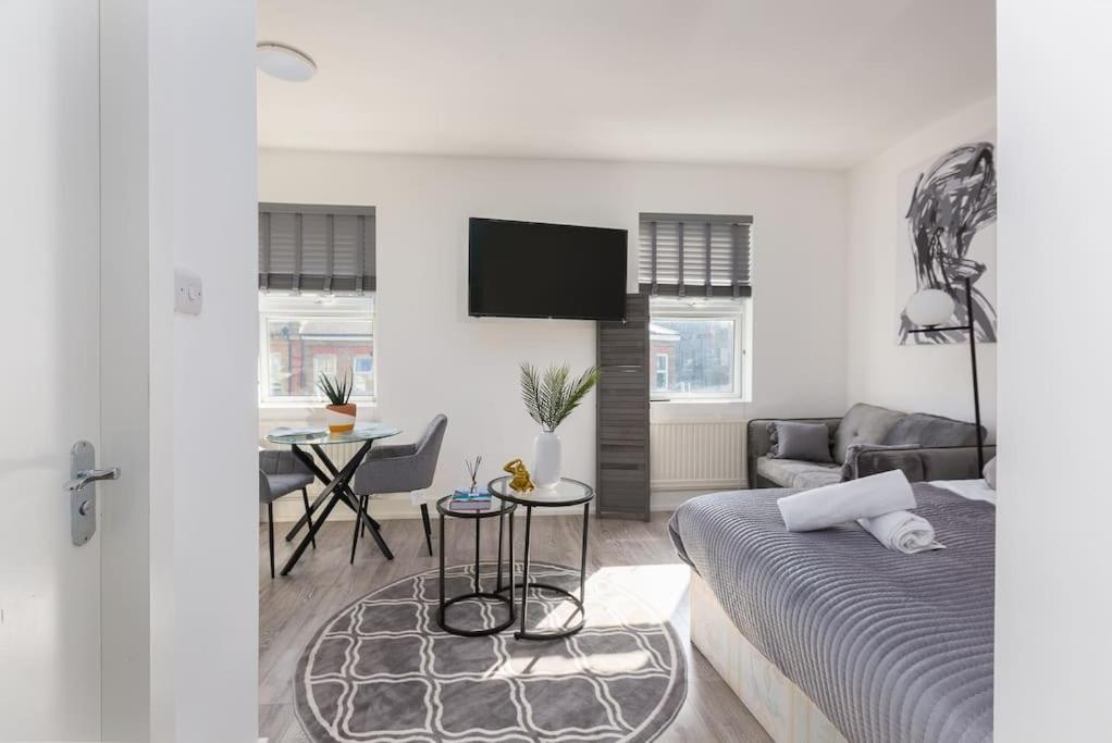 Apt, 8 Min Walk From Tube 3 Apartment *