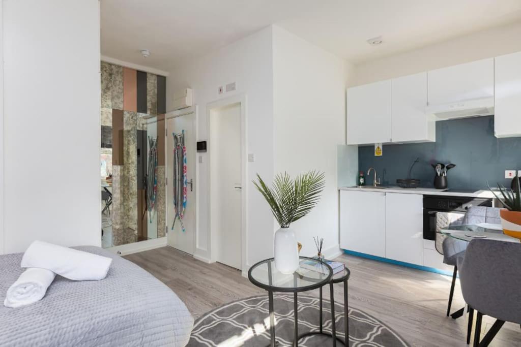 Apt, 8 Min Walk From Tube 3 Apartment London
