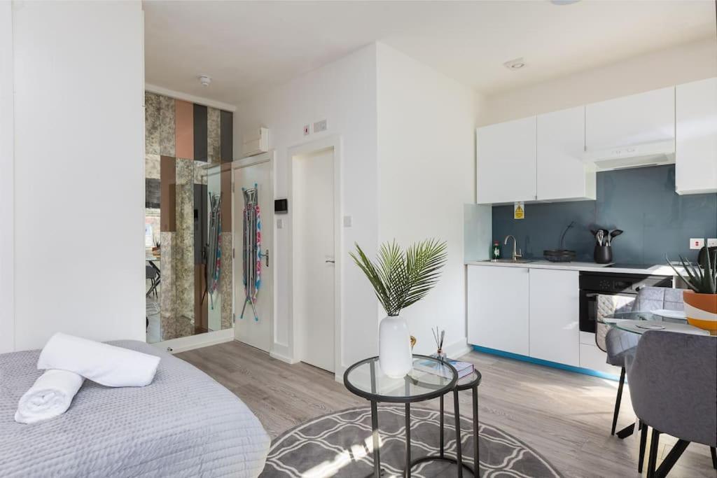 Apartment Apt, 8 Min Walk From Tube 3 *