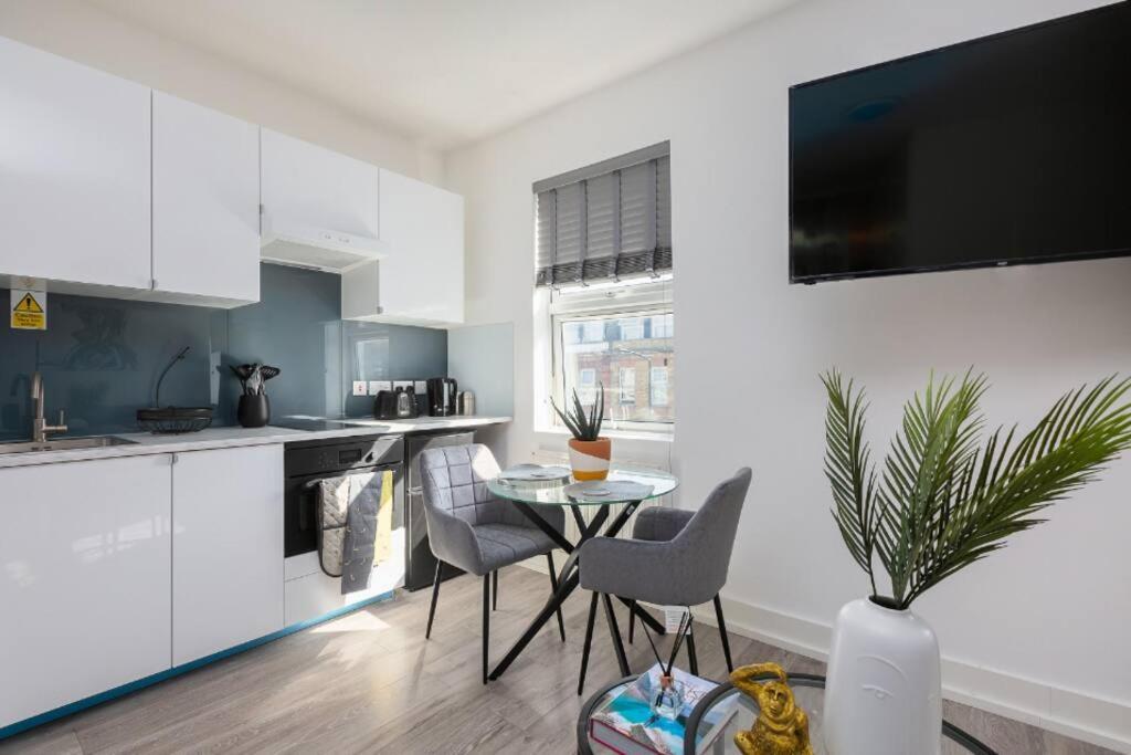 Apt, 8 Min Walk From Tube 3 *