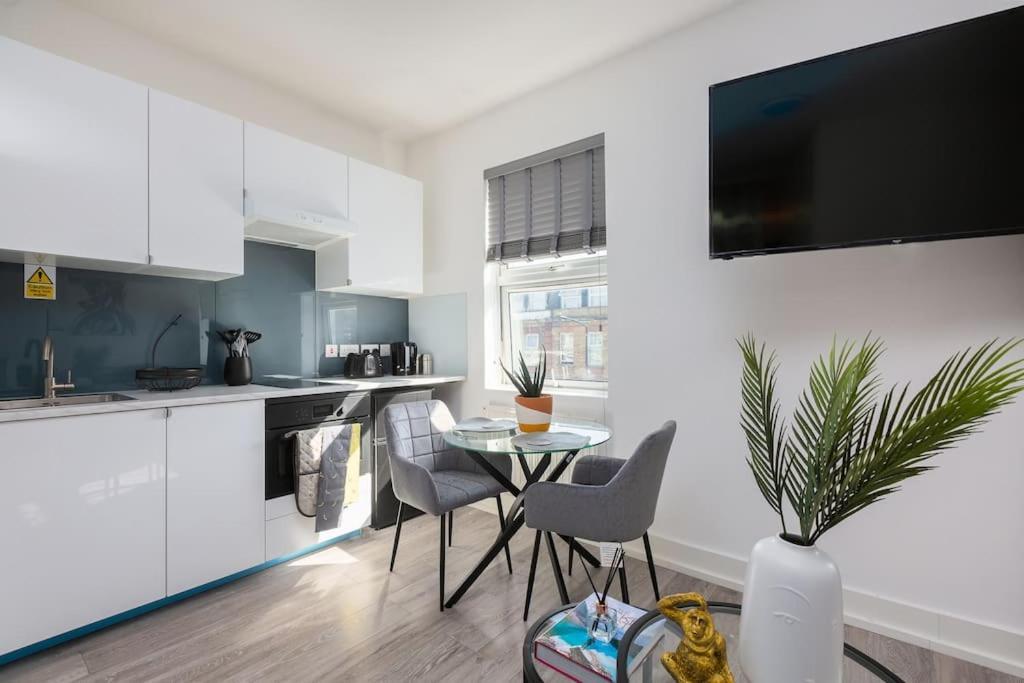 Apt, 8 Min Walk From Tube 3 London