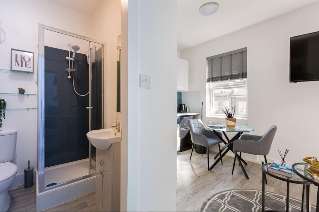 Apt, 8 Min Walk From Tube 3 *