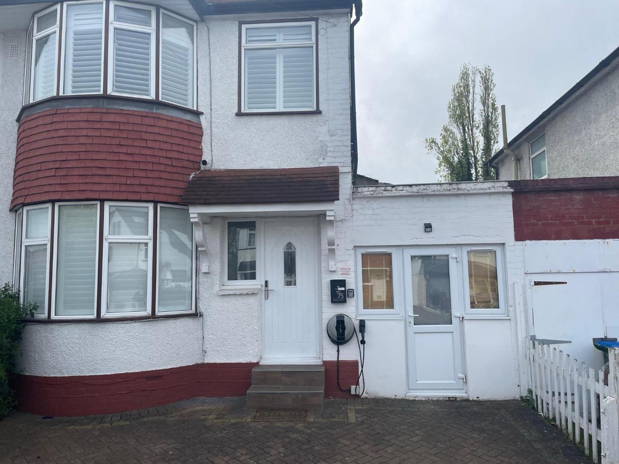 Guest house At Eej